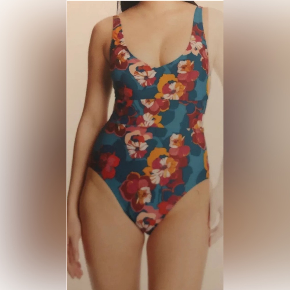 Into The Bleu by Amerex One Piece
Swimsuit Floral Size Large $116
